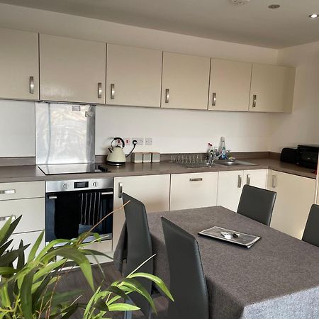 Balcony Marina Apartment With City Skyline Views - Free Secure Parking 맨체스터 외부 사진