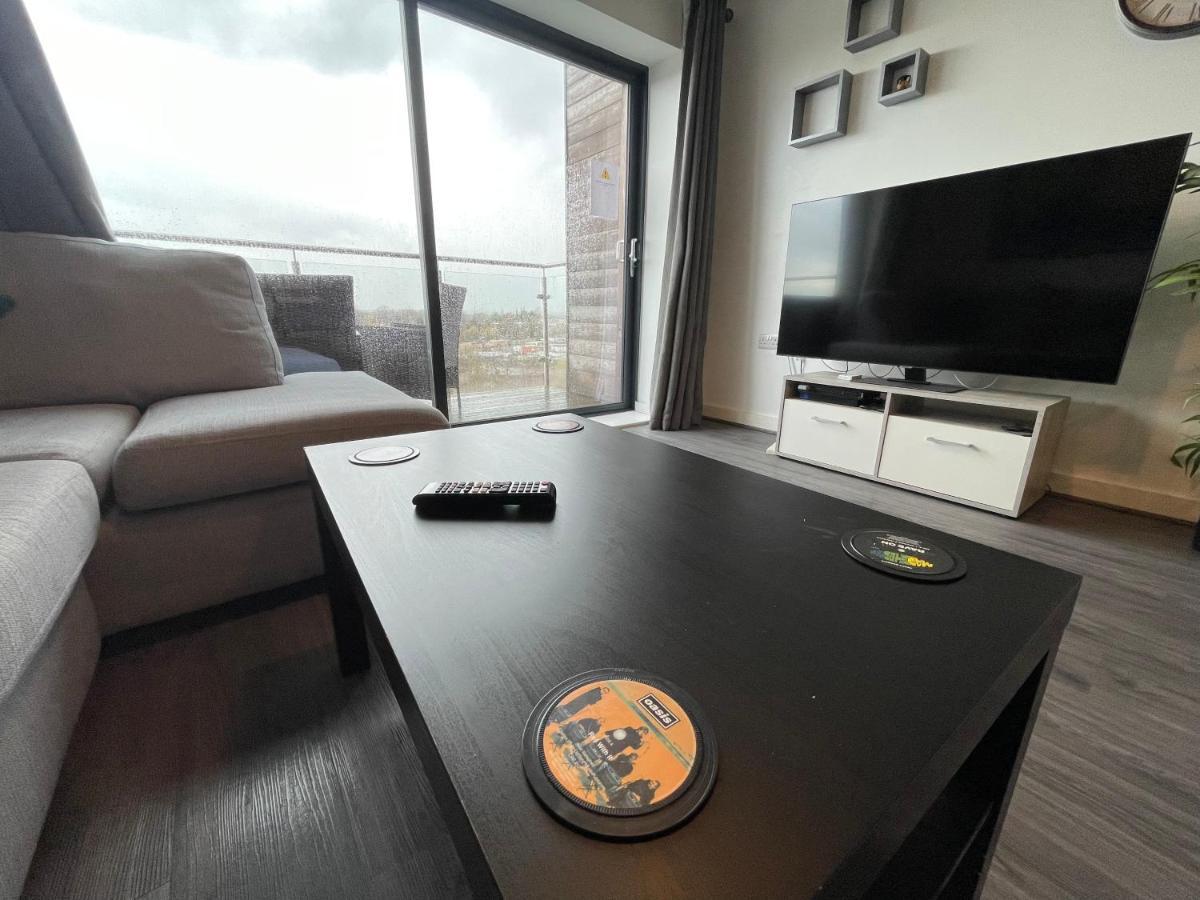 Balcony Marina Apartment With City Skyline Views - Free Secure Parking 맨체스터 외부 사진
