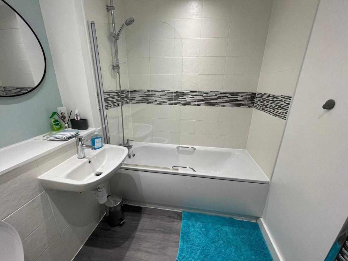 Balcony Marina Apartment With City Skyline Views - Free Secure Parking 맨체스터 외부 사진